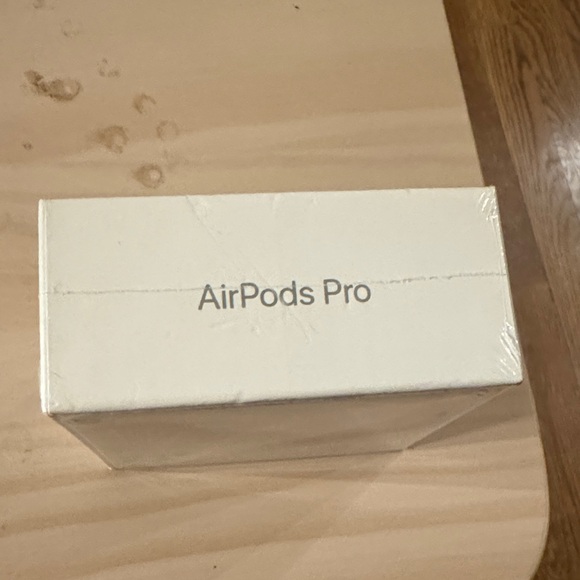 Apple White Earbud Headphones - Picture 2 of 3